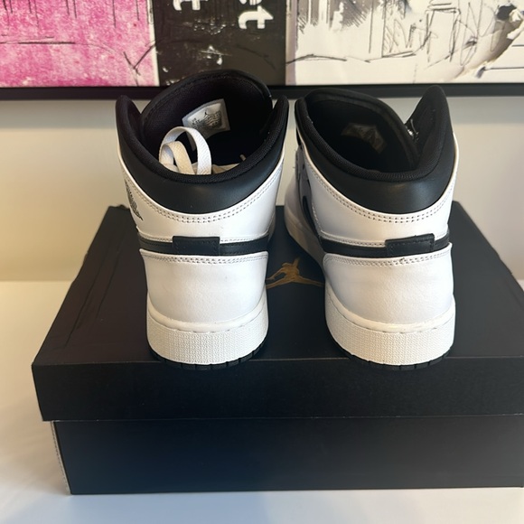 Nike Air Jordan 1 Mid (GS) White & Black- Size 6.5Y (8.5Y) - Picture 3 of 7